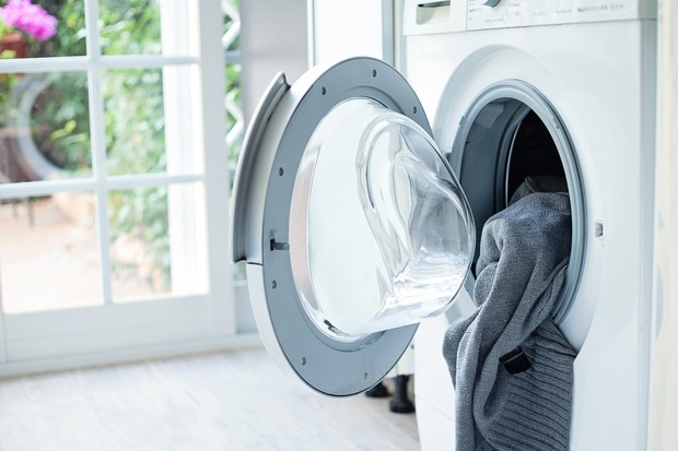 Close up of washing machine with dirty laundry (Foto: Getty Images)