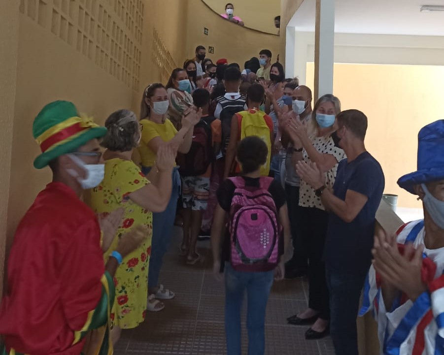 Alunos sendo aplaudidos no retorno das aulas na escola de Jabaquara.