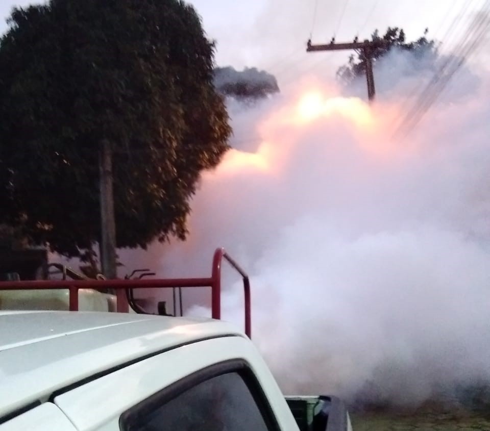 Com carro fumacê, prefeitura intensifica combate ao mosquito Aedes Aegypti