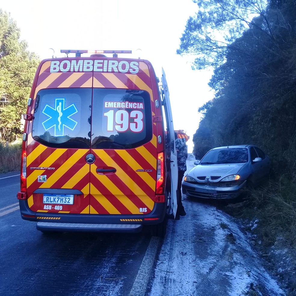 Veículo deslizou na pista congelada e bateu contra um barranco em SC; motorista não se feriu - Foto: Corpo de Bombeiros/Reprodução