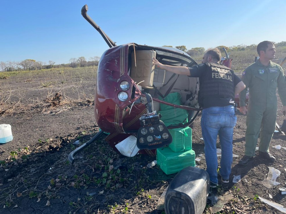 Helicóptero com aproximadamente 300 kg de cocaína caiu em Mato Grosso; suspeitos deixaram sacos da droga e fugiram - Foto: Ciopaer/MT