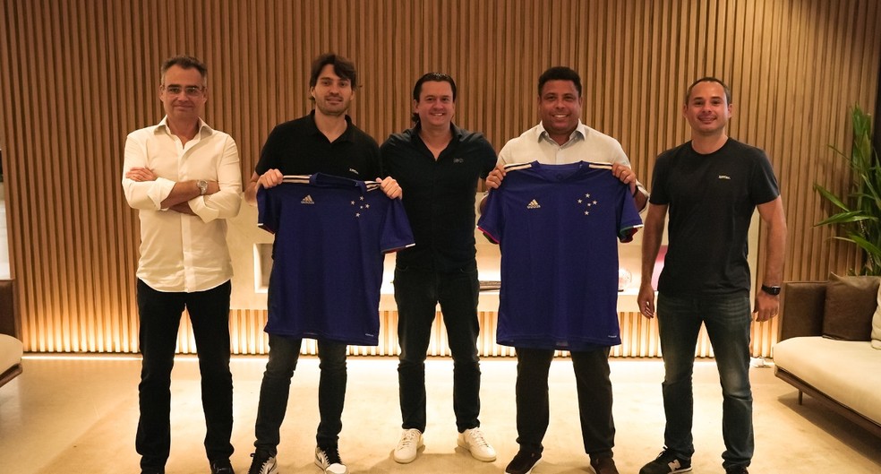 Ronaldo com a camisa do Cruzeiro após acordo - Foto: Divulgação