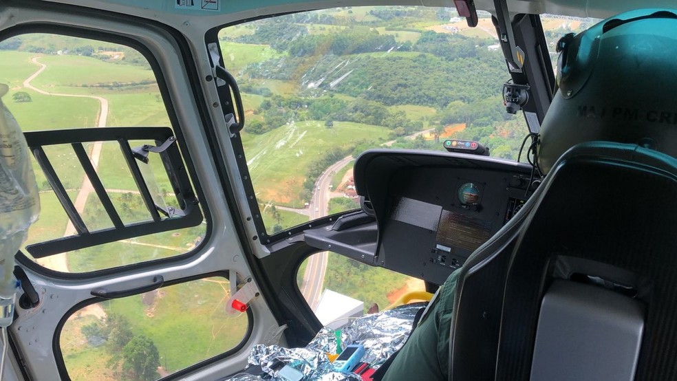 Criança baleada acidentalmente pela irmã foi levada de helicóptero para hospital em Vitória - Foto: Divulgação/Notaer