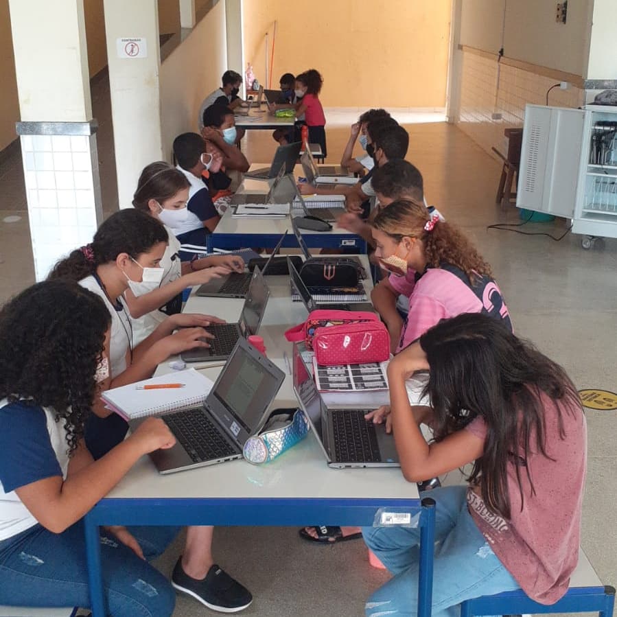 Alunos têm mais tempo para sanar dúvidas e a conviver na comunidade escolar.