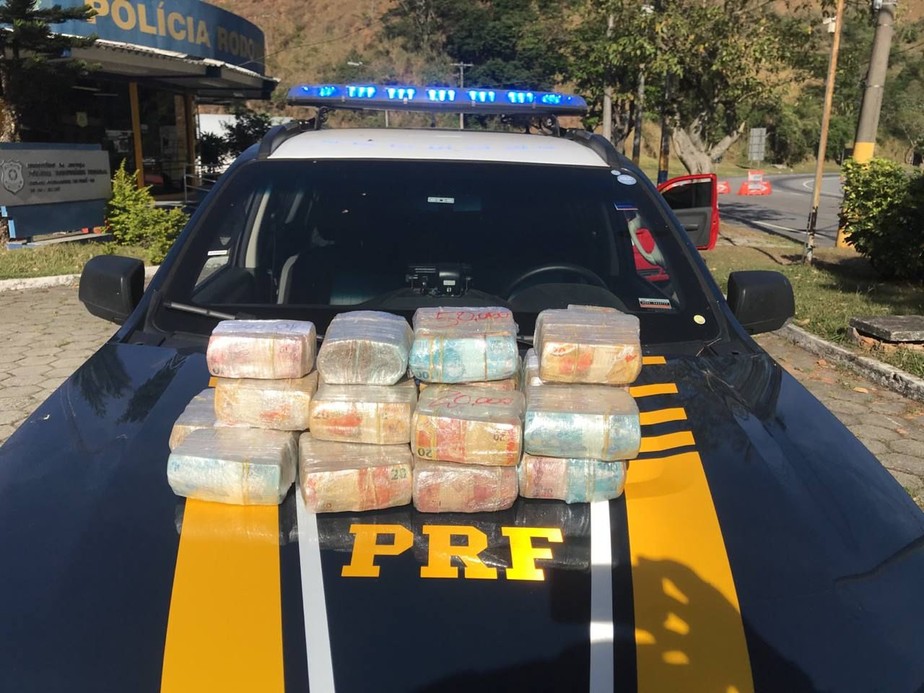 PRF apreende mais de meio milhão de reais em espécie na Dutra