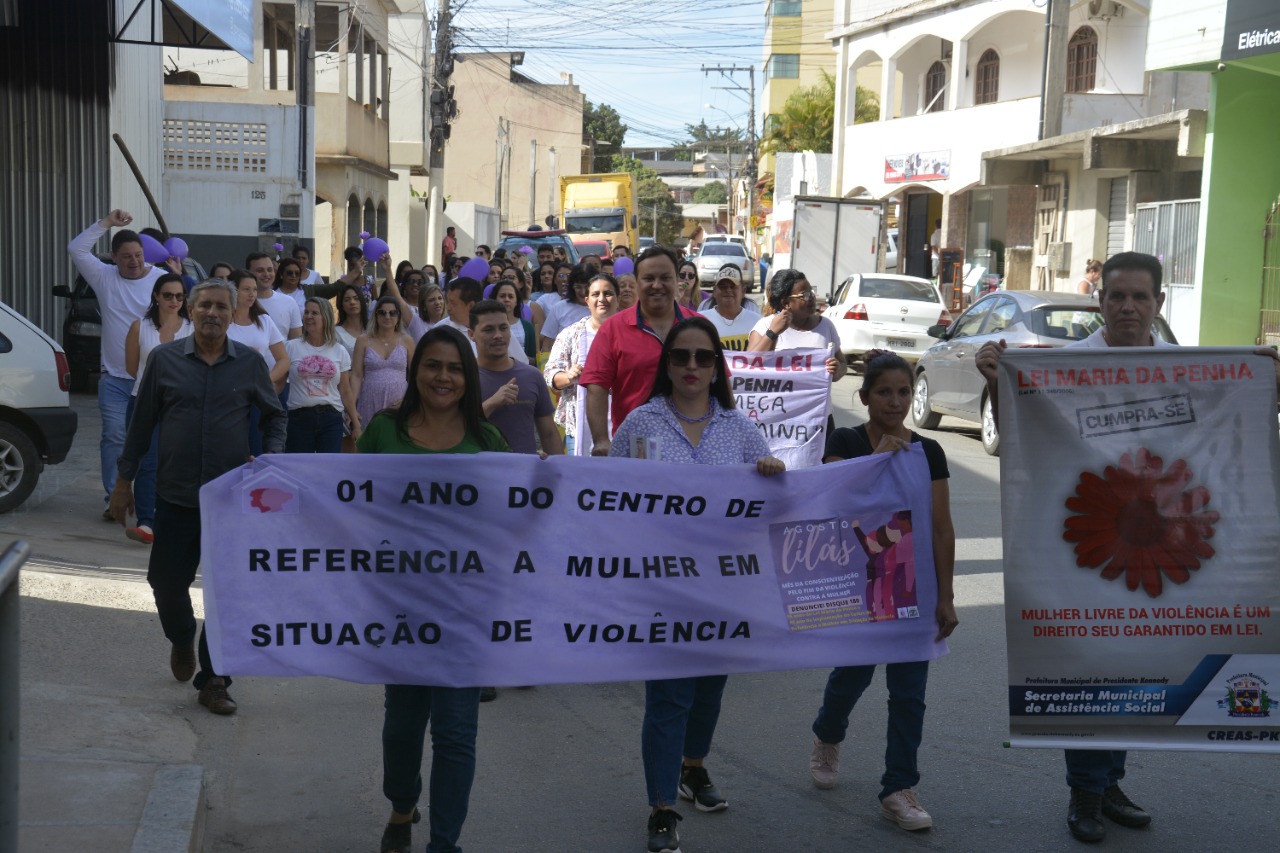 Presidente Kennedy realiza passeata em defesa dos direitos das mulheres