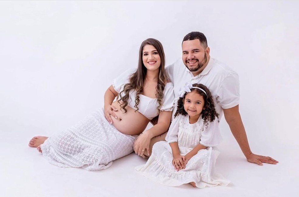 Quezia, o marido Magdiel e a filha pequena Heloísa - Foto: Reprodução/ Acervo pessoal