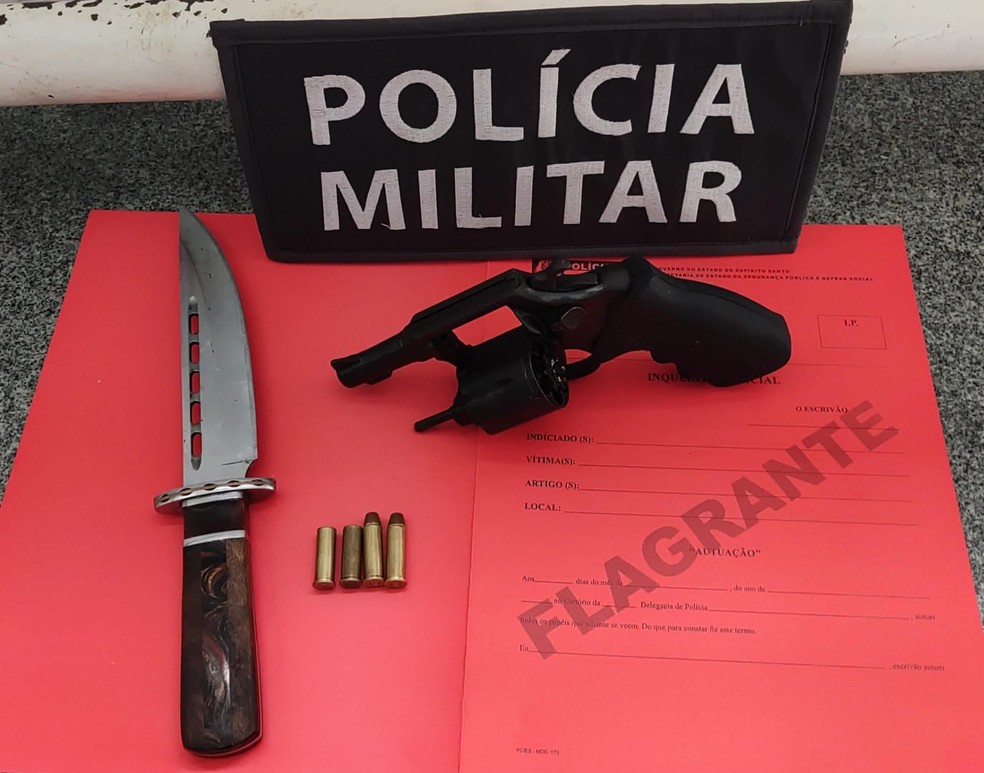 Arma estava escondida embaixo da cama do casal - Foto: Reprodução/TV Gazeta