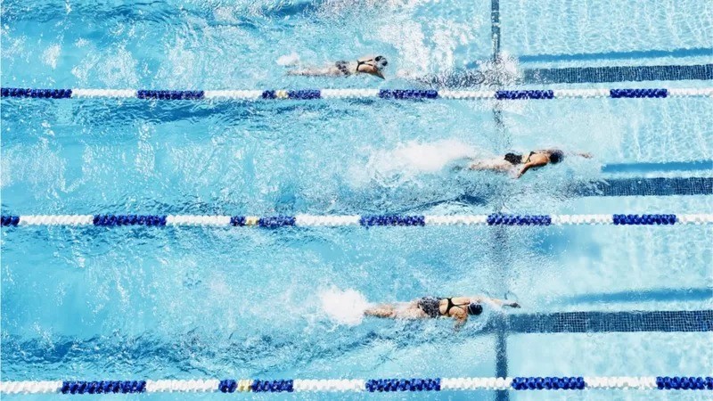 Natação é um dos exercícios físicos que costumam ser benéficos (Foto: GETTY IMAGES via BBC)