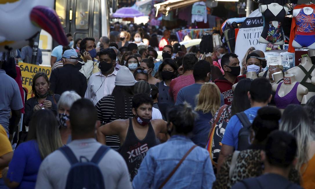 Movimentação com aglomeração na Saara, no Rio de Janeiro Foto: Fabiano Rocha / Agência O Globo/19-07-2021