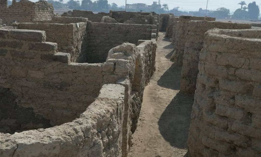 Trabalho de arqueólogos revelou ruínas de construções, joias, cerâmica colorida, amuletos de escaravelho e tijolos de lama com os selos de Amenófis III Foto: Reprodução/Facebook Zahi Hawass