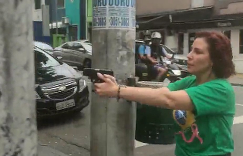 Deputada federal reeleita Carla Zambelli (PL-SP) aponta arma para homem em São Paulo